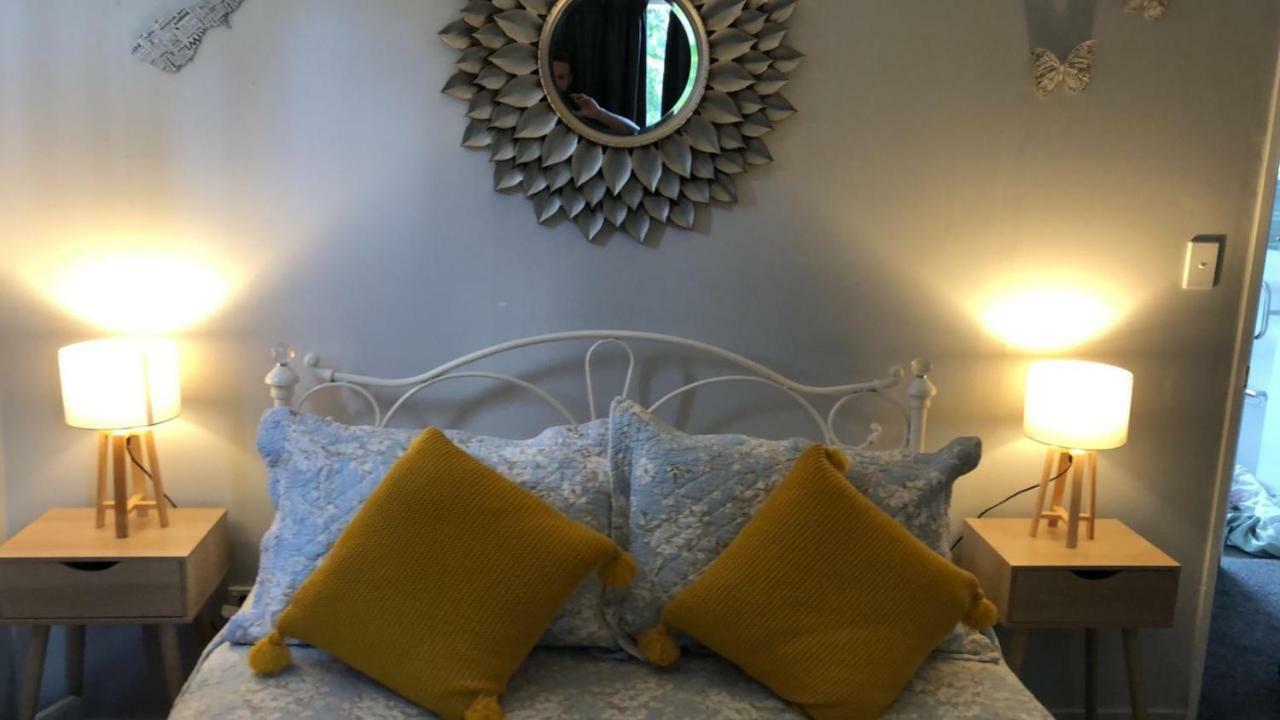 B, D & D Bed And Breakfast 타우포 호 외부 사진